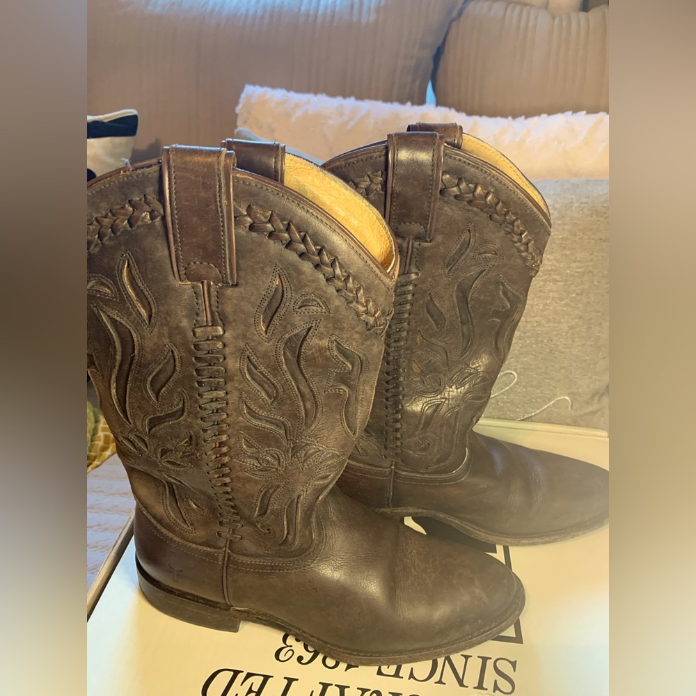 FRYE WYATT BOOTS SIZE 8.5